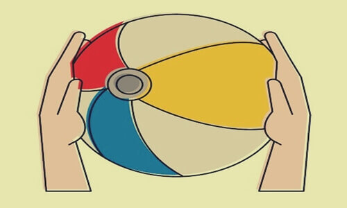 Metafora del pallone in spiaggia, pallone colorato tra due mani