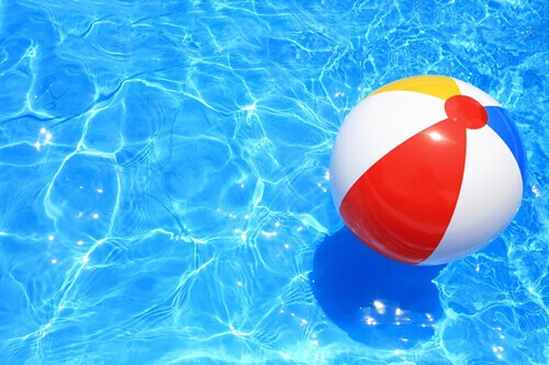 Pallone in piscina