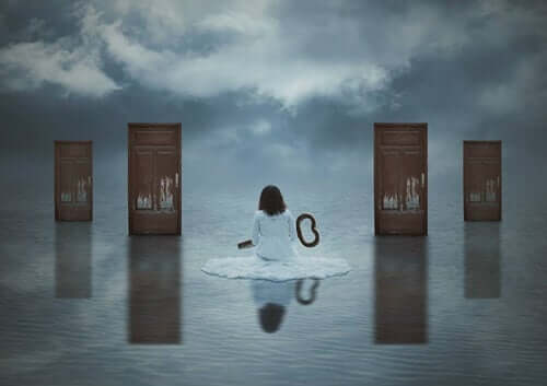 Ragazza con chiave in mano e varie porte davanti