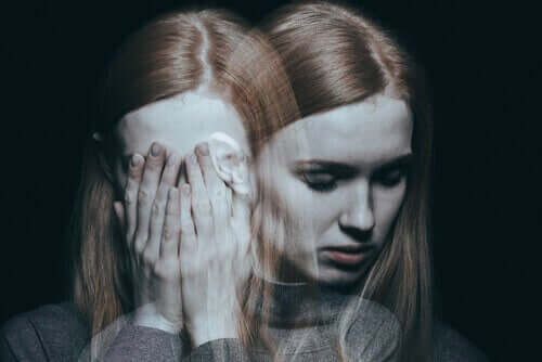 Ragazza con disturbo delirante