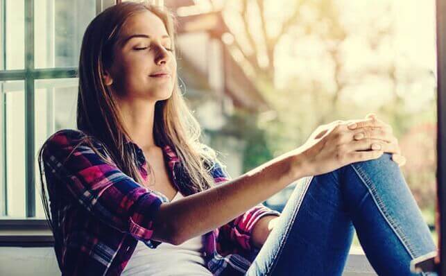 Ragazza sorridente con gli occhi chiusi