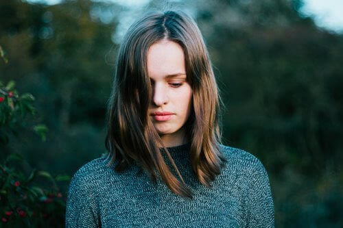 Ragazza a viso basso