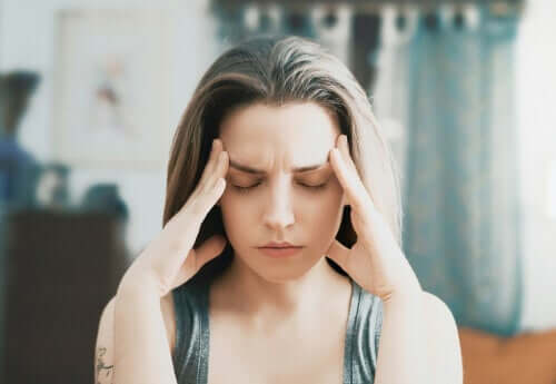 Donna con mal di testa e teoria dello esaurimento dello io