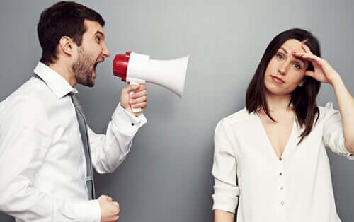 Uomo che parla con il megafono