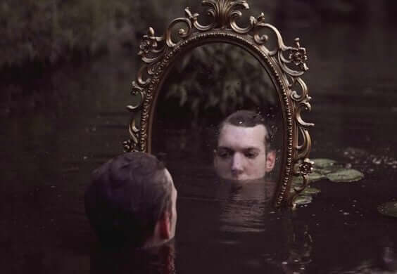 Uomo davanti a uno specchio sommerso