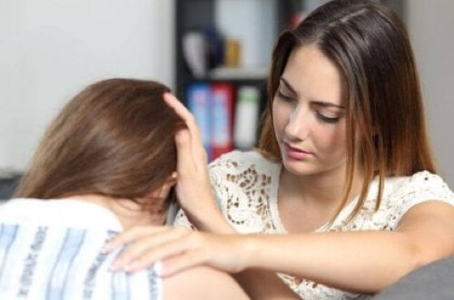 Amiche che si confortano e piangono.
