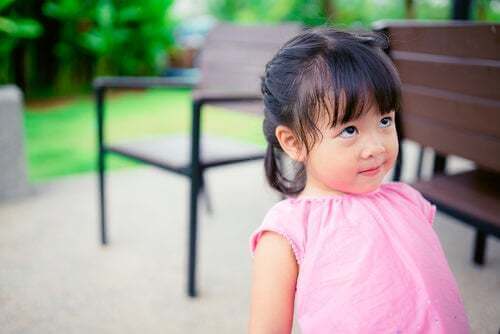 Bambina che fa una smorfia al parco.