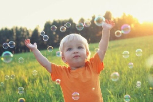 Bambino che gioca con bolle di sapone