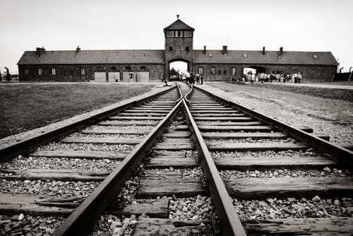Binari del treno verso un campo di concentramento