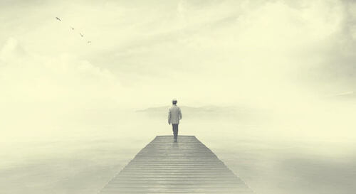 Persona che cammina nella nebbia