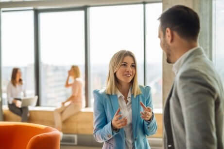 Colleghi di lavoro che parlano