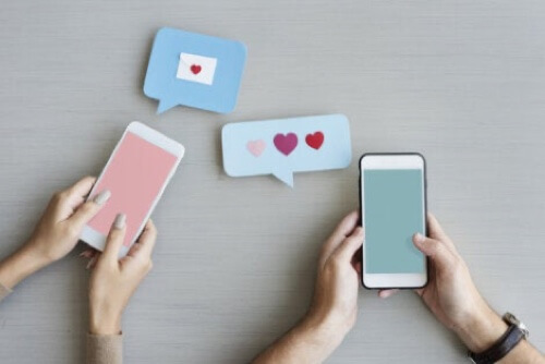 Fidanzati che comunicano con gli smartphone.