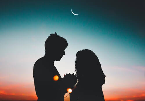 Coppia guarda la luna