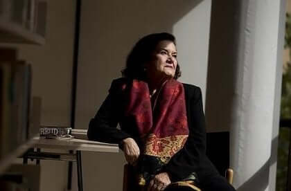 Elisabeth Roudinesco seduta a un tavolo