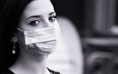 Ragazza con mascherina chirurgica.