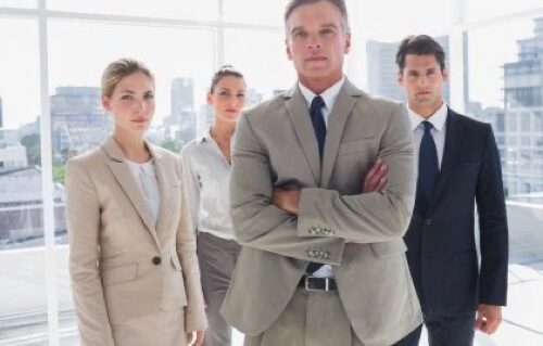 Manager con braccia incrociate.