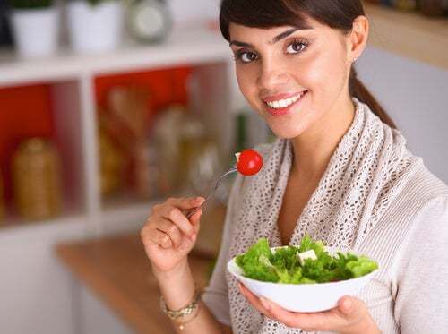 Donna che mangia una insalata