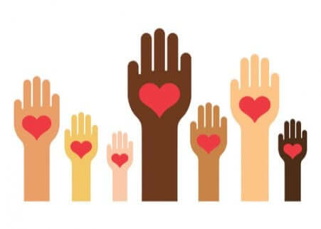 Mani con cuore di diversi colori