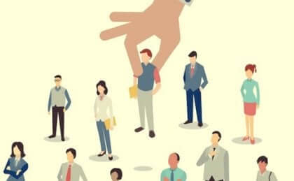 Mano seleziona un uomo in un gruppo di persone