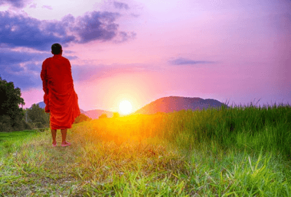 Monaco buddista davanti al tramonto e storiella zen