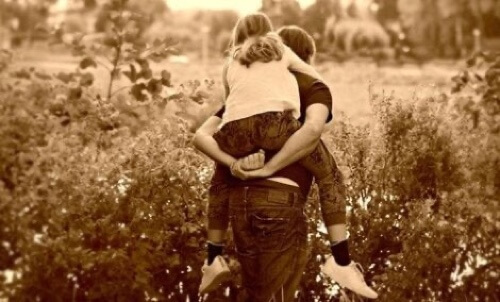 Padre e figlia a cavalluccio.