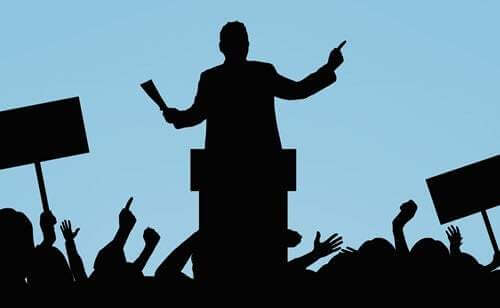 Politico che tiene un discorso pubblico.