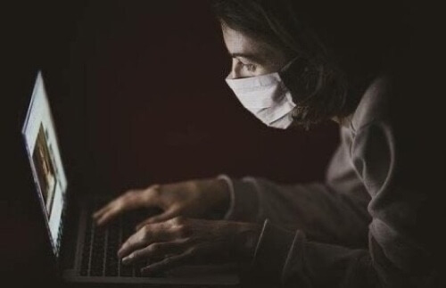 Ragazza che scrive al computer.