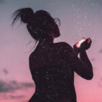 Ragazza con luce tra le mani.