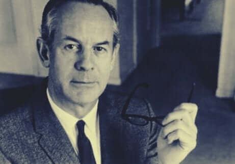 Rollo May con occhiali in mano