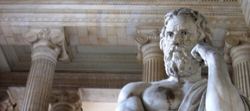 Statua greca e citazioni di Senofonte.
