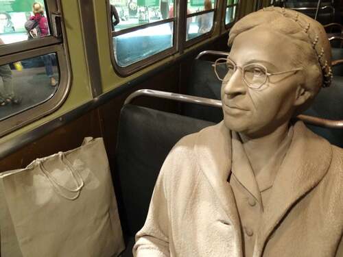 Scultura di Rosa Parks sull'autobus.