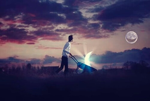 Uomo che trasporta una mezza luna