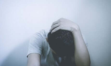 Uomo depresso con il capo chinato