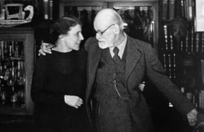 Foto d'epoca in bianco e nero di Anna e Sigmund Freud abbracciati.