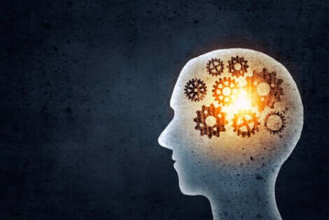 Mente di profilo con ingranaggi dorati al suo interno.