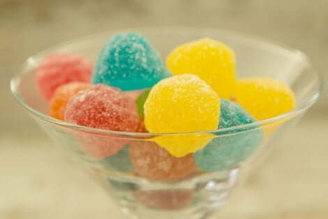 Ciotola contenente caramelle usate per la fruit snack challenge.