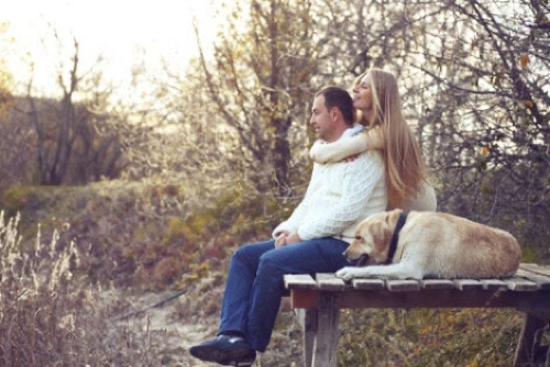 Coppia con cane all'aperto.