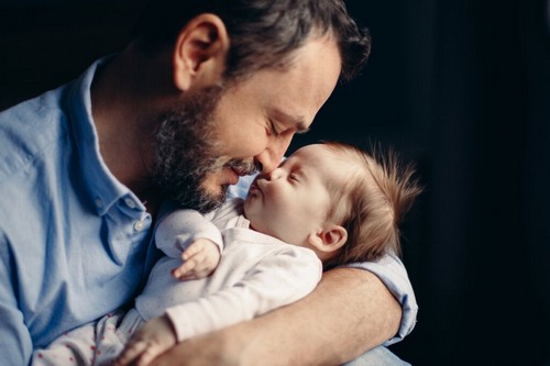 Diventare padre provoca cambiamenti ormonali