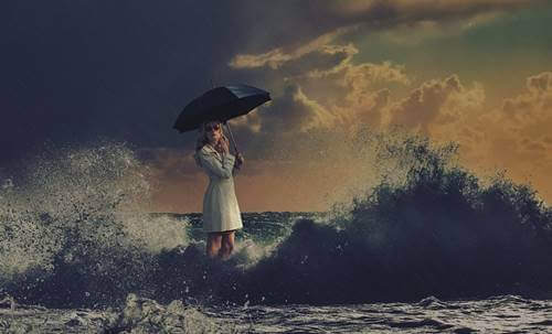 Donna al mare con ombrello.