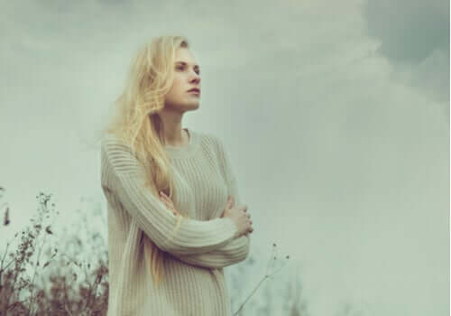 Donna dal cuore spezzato con lo sguardo perso verso l'orizzonte.