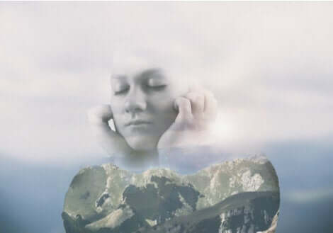 Donna con occhi chiusi e sfondo roccioso.