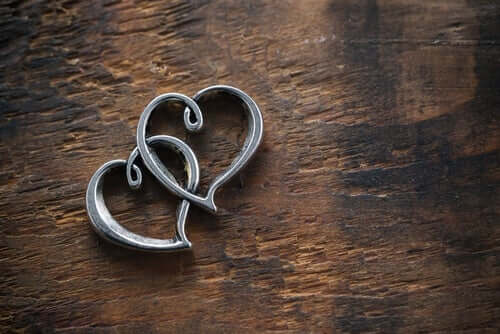 Due cuori di metallo che si intrecciano.