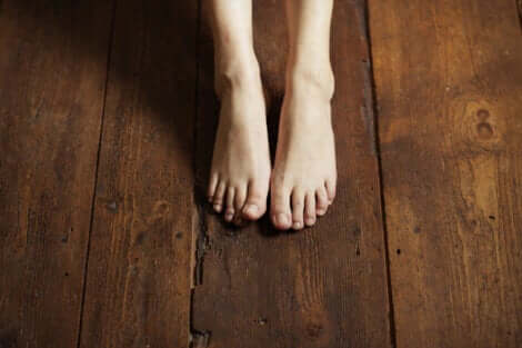 Piedi nudi sul pavimento di legno.