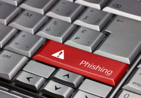 Tastiera del pc con tasto con la scritta phishing.