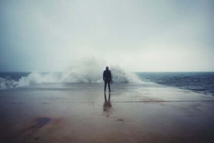 Uomo di fronte alle onde del mare.