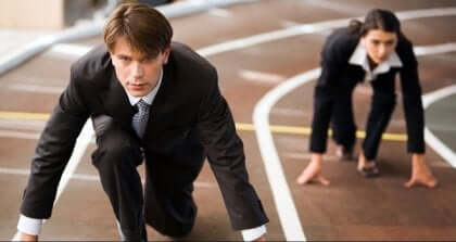 Uomo e donna sulla linea di partenza, pronti a competere in gara.