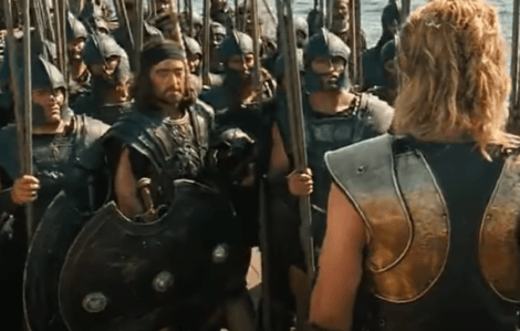 Achille con l'esercito nel film Troy.