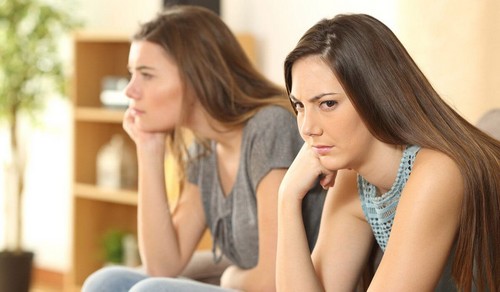 Amica gelosa e arrabbiata.