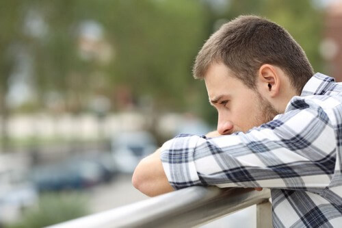 Uomo con ansia da separazione dal partner.