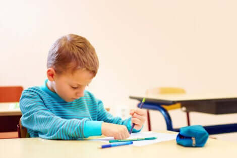 Bambino che disegna con le matite.